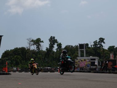 Balikpapan-Doğu Kalimantan Kasım 09.2024 Motosikletçiler Balikpapan Spor ve Kongre Merkezi, Endonezya yol yarışı, Grace yarışı pistinde hızlı virajlara eğiliyor