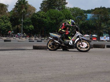 Balikpapan-Doğu Kalimantan Kasım 09.2024 Motosikletçiler Balikpapan Spor ve Kongre Merkezi, Endonezya yol yarışı, Grace yarışı pistinde hızlı virajlara eğiliyor