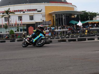 Balikpapan-Doğu Kalimantan Kasım 09.2024 Motosikletçiler Balikpapan Spor ve Kongre Merkezi, Endonezya yol yarışı, Grace yarışı pistinde hızlı virajlara eğiliyor