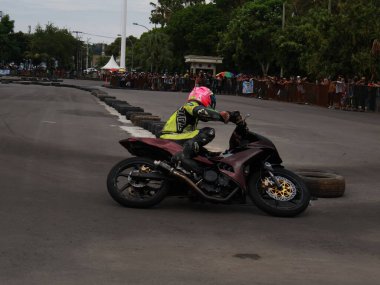 Balikpapan-Doğu Kalimantan Kasım 09.2024 Motosikletçiler Balikpapan Spor ve Kongre Merkezi, Endonezya yol yarışı, Grace yarışı pistinde hızlı virajlara eğiliyor