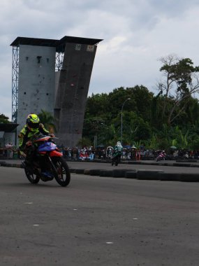 Balikpapan-Doğu Kalimantan Kasım 09.2024 Motosikletçiler Balikpapan Spor ve Kongre Merkezi, Endonezya yol yarışı, Grace yarışı pistinde hızlı virajlara eğiliyor