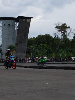 Balikpapan-Doğu Kalimantan Kasım 09.2024 Motosikletçiler Balikpapan Spor ve Kongre Merkezi, Endonezya yol yarışı, Grace yarışı pistinde hızlı virajlara eğiliyor