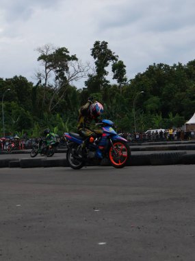 Balikpapan-Doğu Kalimantan Kasım 09.2024 Motosikletçiler Balikpapan Spor ve Kongre Merkezi, Endonezya yol yarışı, Grace yarışı pistinde hızlı virajlara eğiliyor