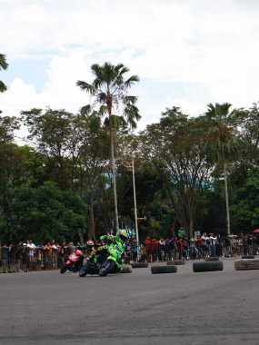 Balikpapan-Doğu Kalimantan Kasım 09.2024 Motosikletçiler Balikpapan Spor ve Kongre Merkezi, Endonezya yol yarışı, Grace yarışı pistinde hızlı virajlara eğiliyor