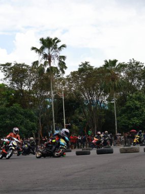 Balikpapan-Doğu Kalimantan Kasım 09.2024 Motosikletçiler Balikpapan Spor ve Kongre Merkezi, Endonezya yol yarışı, Grace yarışı pistinde hızlı virajlara eğiliyor