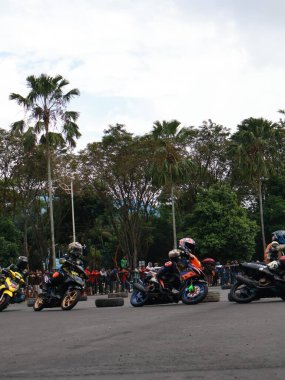 Balikpapan-Doğu Kalimantan Kasım 09.2024 Motosikletçiler Balikpapan Spor ve Kongre Merkezi, Endonezya yol yarışı, Grace yarışı pistinde hızlı virajlara eğiliyor
