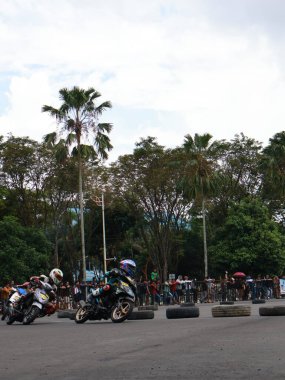 Balikpapan-Doğu Kalimantan Kasım 09.2024 Motosikletçiler Balikpapan Spor ve Kongre Merkezi, Endonezya yol yarışı, Grace yarışı pistinde hızlı virajlara eğiliyor