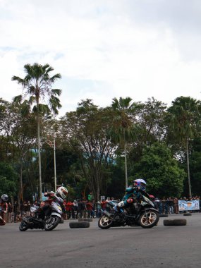 Balikpapan-Doğu Kalimantan Kasım 09.2024 Motosikletçiler Balikpapan Spor ve Kongre Merkezi, Endonezya yol yarışı, Grace yarışı pistinde hızlı virajlara eğiliyor