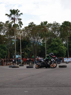 Balikpapan-Doğu Kalimantan Kasım 09.2024 Motosikletçiler Balikpapan Spor ve Kongre Merkezi, Endonezya yol yarışı, Grace yarışı pistinde hızlı virajlara eğiliyor
