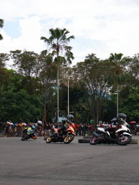 Balikpapan-Doğu Kalimantan Kasım 09.2024 Motosikletçiler Balikpapan Spor ve Kongre Merkezi, Endonezya yol yarışı, Grace yarışı pistinde hızlı virajlara eğiliyor
