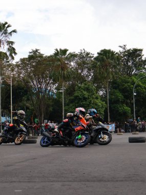 Balikpapan-Doğu Kalimantan Kasım 09.2024 Motosikletçiler Balikpapan Spor ve Kongre Merkezi, Endonezya yol yarışı, Grace yarışı pistinde hızlı virajlara eğiliyor
