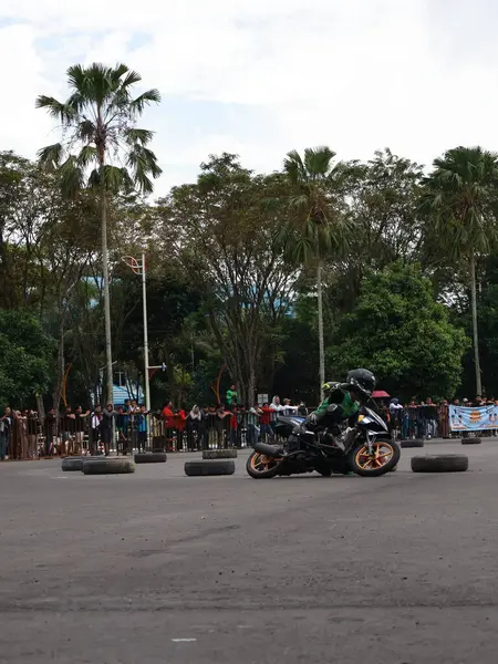 Balikpapan-Doğu Kalimantan Kasım 09.2024 Motosikletçiler Balikpapan Spor ve Kongre Merkezi, Endonezya yol yarışı, Grace yarışı pistinde hızlı virajlara eğiliyor