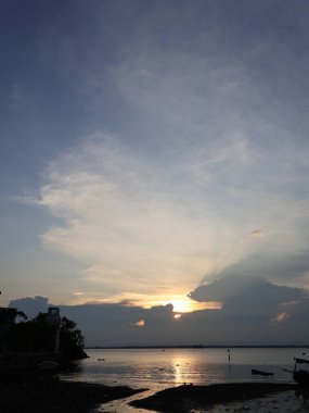 Balikpapan-Doğu Kalimantan Kasım 10.2024 Güzel gün batımı Melawai sahilinde teknelerle