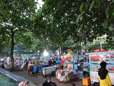 Balikpapan-Doğu Kalimantan Kasım 10.2024 Hafta sonu Melawai Balikpapan 'daki sokak yemekleri çeşitli gıda türleri satılıyor.