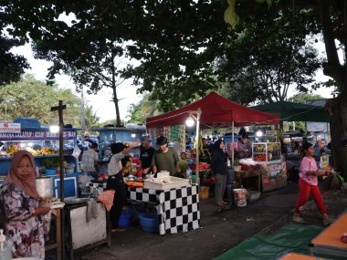 Balikpapan-East kalimantan november 10,2024The crowds at the street food at Melawai Balikpapan on the weekend which sells various kinds of food