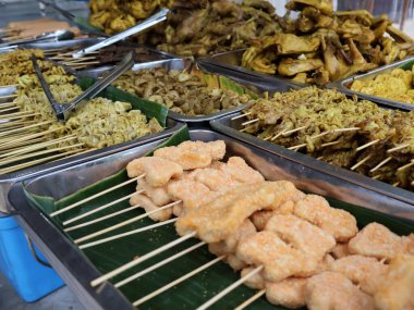 Sokak yemekleri, bıldırcın yumurtası, tendon satay, tavuk bağırsağı, tavuk ciğeri, köfte ve sosis çeşitli türlerde satay sergilenmektedir..