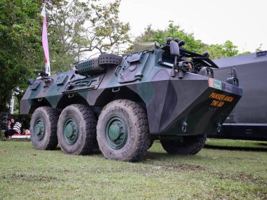 Balikpapan-Doğu Kalimantan 17 Kasım 2024 PT Pindad Endonezya yapımı zırhlı aracın yakın plan fotoğrafı.