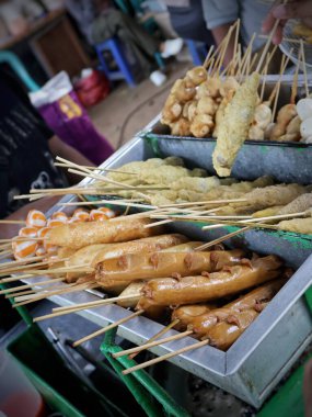 Sokak yemekleri, bıldırcın yumurtası, tendon satay, tavuk bağırsağı, tavuk ciğeri, köfte ve sosis çeşitli türlerde satay sergilenmektedir.