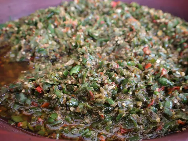 Sambal tipik Padang, Endonezya. Sambal Lado Mudo veya Sambal Ijo veya Green Chili Sambal. Toplamaya hazır bir havanda