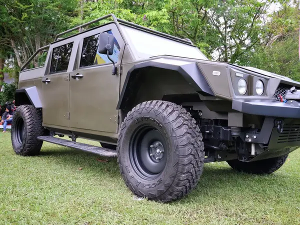 Balikpapan-Doğu Kalimantan 17 Kasım 2024 Çevik kuvvet aracı kurşun geçirmez polis çetesi PT Pindad Endonezya 'dan zırhlı araç.