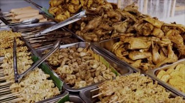 Sokak yemekleri, bıldırcın yumurtası, tendon satay, tavuk bağırsağı, tavuk ciğeri, köfte ve sosis çeşitli türlerde satay sergilenmektedir.