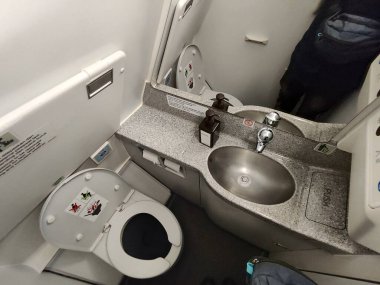 Balikpapan-Doğu Kalimantan Kasım 23: 2024 Uçakların İçindeki Tuvalet, Uçak Tuvaleti Uçağı Uçak Uçak Uçak Uçaklarının Klozet Koltuğu.