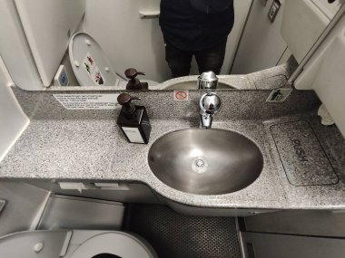 Balikpapan-Doğu Kalimantan Kasım 23: 2024 Uçakların İçindeki Tuvalet, Uçak Tuvaleti Uçağı Uçak Uçak Uçak Uçaklarının Klozet Koltuğu.