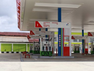 Balikpapan-Doğu Kalimantan 16 Kasım 2024 Kapalı Benzin İstasyonu, SPBU pertamina balikpapan, pertamina Endonezya 'nın en büyük petrol şirketidir.