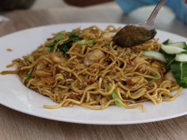 Beyaz platoda Japon ünlü yiyeceklerine yakın çekim. Sıtma, tavuk ve sebzelerle karıştırılmış erişte..