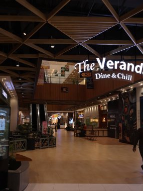 Cikarang-West Java 21 Kasım 2024 Aeon binasının atmosferi sanayi bölgesinde, alışveriş merkezinin içini gösteriyor.