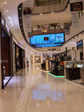 Cikarang-West Java 21 Kasım 2024 Aeon binasının atmosferi sanayi bölgesinde, alışveriş merkezinin içini gösteriyor.