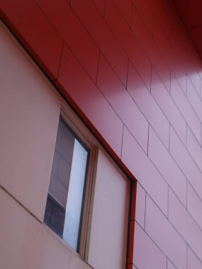 Cengkareng-Endonezya 23 Kasım 2024 çok renkli ön cephe yıldızı oteli. modern metalik mimari