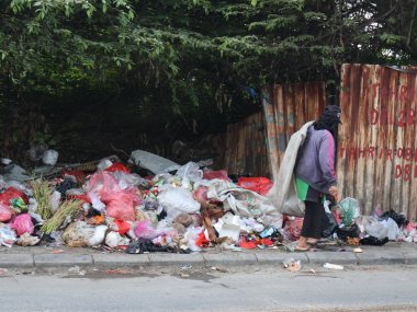 jakarta-Endonezya Kasım 23. 2024 Leş yiyicilerin Potrait 'i çöp çöplüğünde kullanılmış mal ve enkaz arıyor.