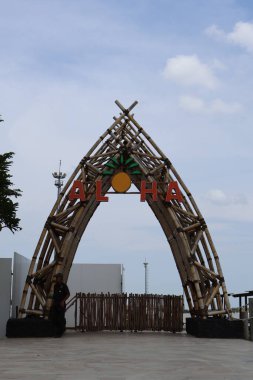 Jakarta, Endonezya - 23 Kasım 2024: Pantai Indah Kapuk, Kuzey Jakarta 'daki Aloha Pasir Putih Plajı' nda Hawaii 'li bir kadının ikonik bir heykeli.