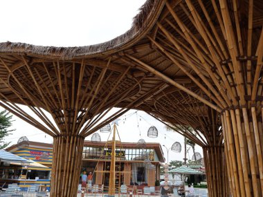 Jakarta-Endonezya 23 Kasım 2024 Aloha Plajı. Hafta sonları takılan ünlü yerlerden biri. Aloha Pantai Indah Kapuk 'un beyaz kumlu plajı Jakarta' da yeni bir plaj tatili simgesi.