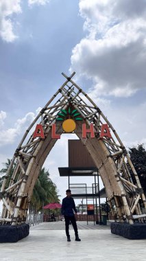 Jakarta, Endonezya - 23 Kasım 2024: Pantai Indah Kapuk, Kuzey Jakarta 'daki Aloha Pasir Putih Plajı' nda Hawaii 'li bir kadının ikonik bir heykeli.