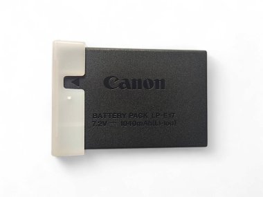 Balikpapan-Endonezya 11 Aralık 2024 Canon Kamera Bataryası: LP-E17, 7.2V, 1040 mAh (Li-ion), Lityum iyon Canon Kamerası bataryası. Bazı Canon EOS kameraları için LP-E17 tipi