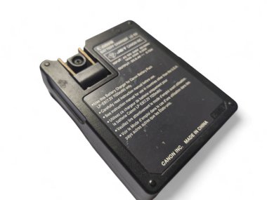 Balikpapan-Endonezya 11 Aralık 2024 Beyaz zemin üzerinde izole Canon DSLR eos 550d batarya şarj etmek için Batarya adaptörü