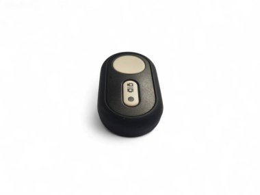 Kamera için beyaz düğmeli siyah bir Bluetooth kamera kumandası, DSLR kamera için kablosuz uzaktan kumanda. Beyaz arkaplanda izole