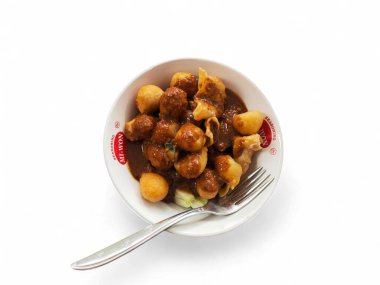 Balikpapan-Endonezya 11 Aralık 2024 Batagor Siomay Bandung 'a yakından bakmak Endonezya' da çok popüler bir sokak yiyeceğidir.