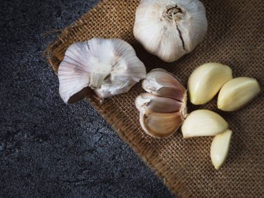 Sarımsak. Sarımsaklı karanfil ve sarımsaklı soğan, çuval bezinde taze sarımsak ve çuval bezi.