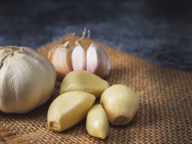 Sarımsak. Sarımsaklı karanfil ve sarımsaklı soğan, çuval bezinde taze sarımsak ve çuval bezi.