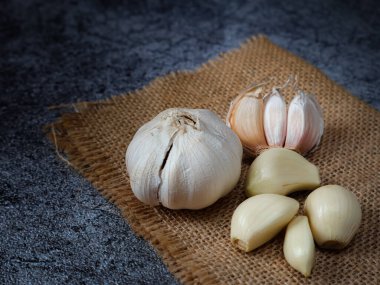 Sarımsak. Sarımsaklı karanfil ve sarımsaklı soğan, çuval bezinde taze sarımsak ve çuval bezi.