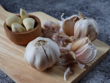 Eski ahşap arka planda taze sarımsak, sarımsaklı fotoğraf, sarımsaklı yemek fotoğrafçılığı.