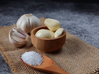 Sarımsak. Sarımsaklı karanfil ve sarımsaklı soğan, çuval bezinde taze sarımsak ve çuval bezi.