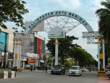 Balikpapan, 21 Aralık 2024 Balikpapan şehir kapısı, sloganı Balikpapan kota beriman ya da Balikpapan şehri. Temiz, güzel ve güvenli kelimesinin kısaltması.