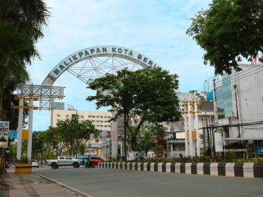 Balikpapan, 21 Aralık 2024 Balikpapan şehir kapısı, sloganı Balikpapan kota beriman ya da Balikpapan şehri. Temiz, güzel ve güvenli kelimesinin kısaltması.