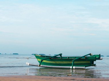 Kumsalda tahta bir tekne, açık güneşli bir günde Beyaz Deniz kıyısında balıkçı tekneleri..