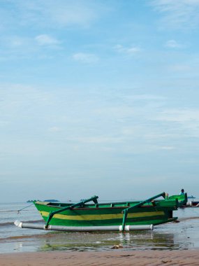 Kumsalda tahta bir tekne, açık güneşli bir günde Beyaz Deniz kıyısında balıkçı tekneleri..