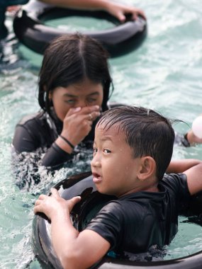 Balikpapan 29 Aralık 2024 Hafta sonu Karang Joang Waterfun Balikpapan 'daki su parkının koşuşturması